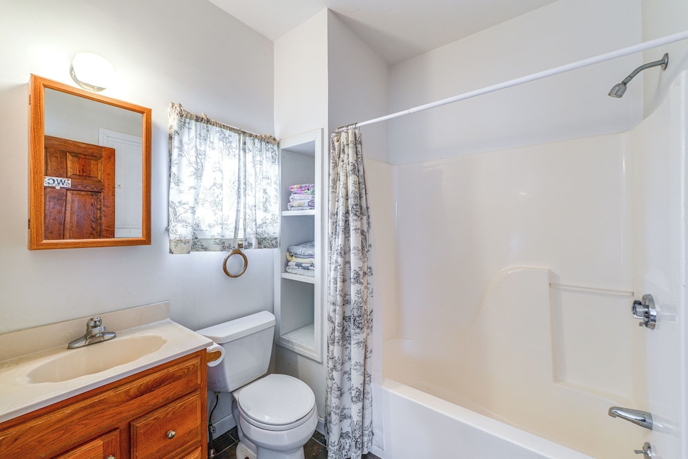 Marshfield Home w/ 4 Decks & Private Beach Access!