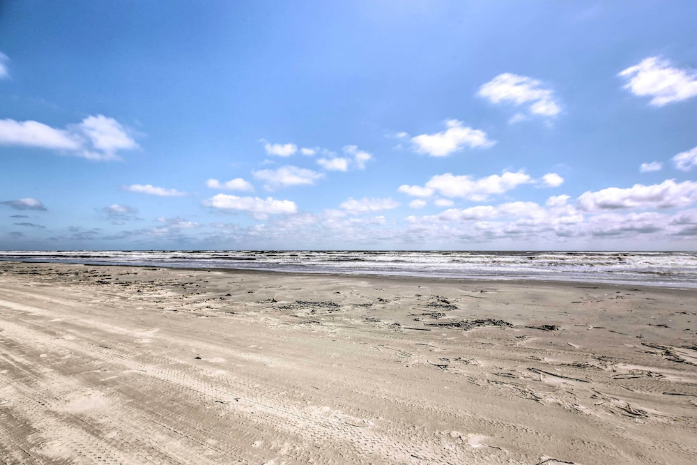 Steps to Beach: Galveston Condo w/ Balcony!