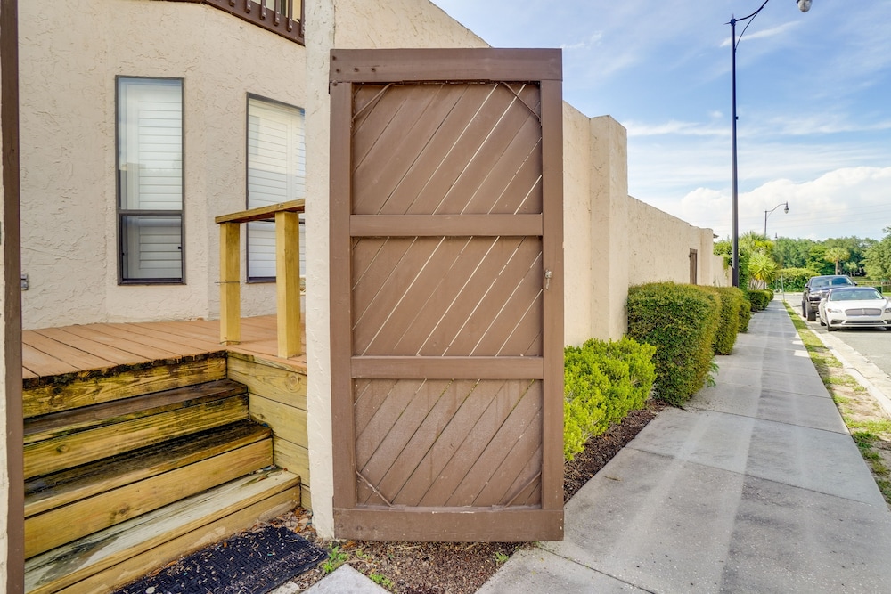 Walk to Restaurants: Downtown Leesburg Townhome! view 4
