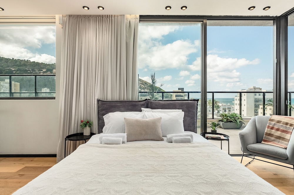 Pool & Jacuzzi Penthouse by Sea N' Rent view 4