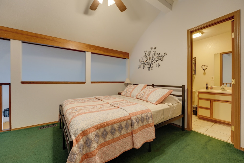 3 Mi to Titanic Museum: Branson Condo w/ Fireplace view 3