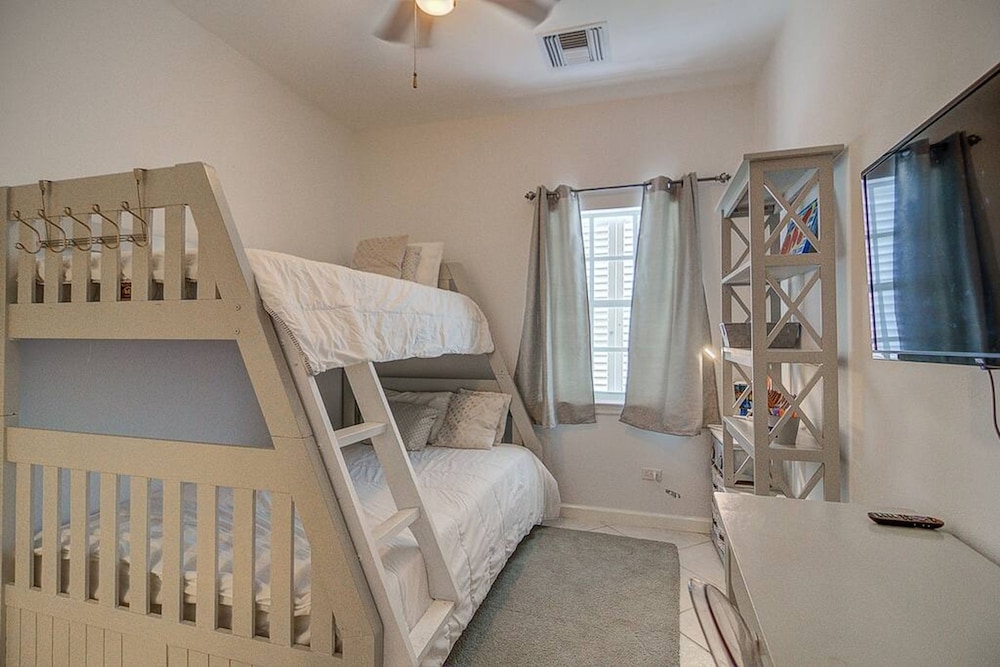 Beautiful Fam-friendly Property w Access to Sandyport Beach Resort