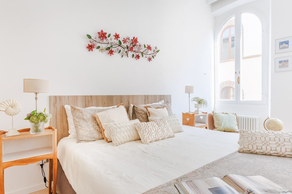 Casa Joyce in Lucca With 1 Bedrooms and 1 Bathrooms