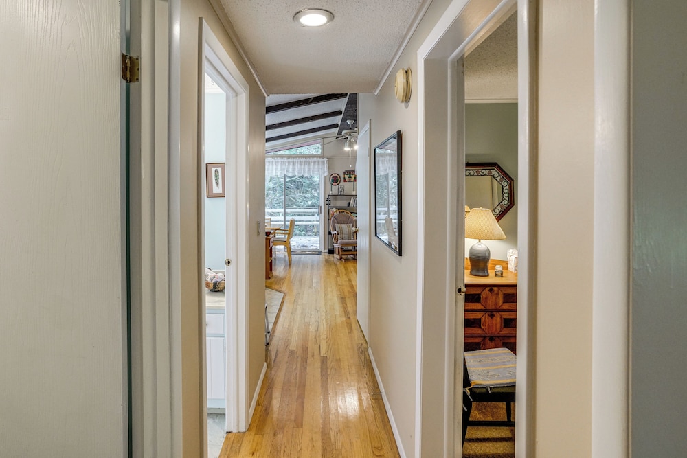 Quiet All-season Creekside Escape in Upstate!