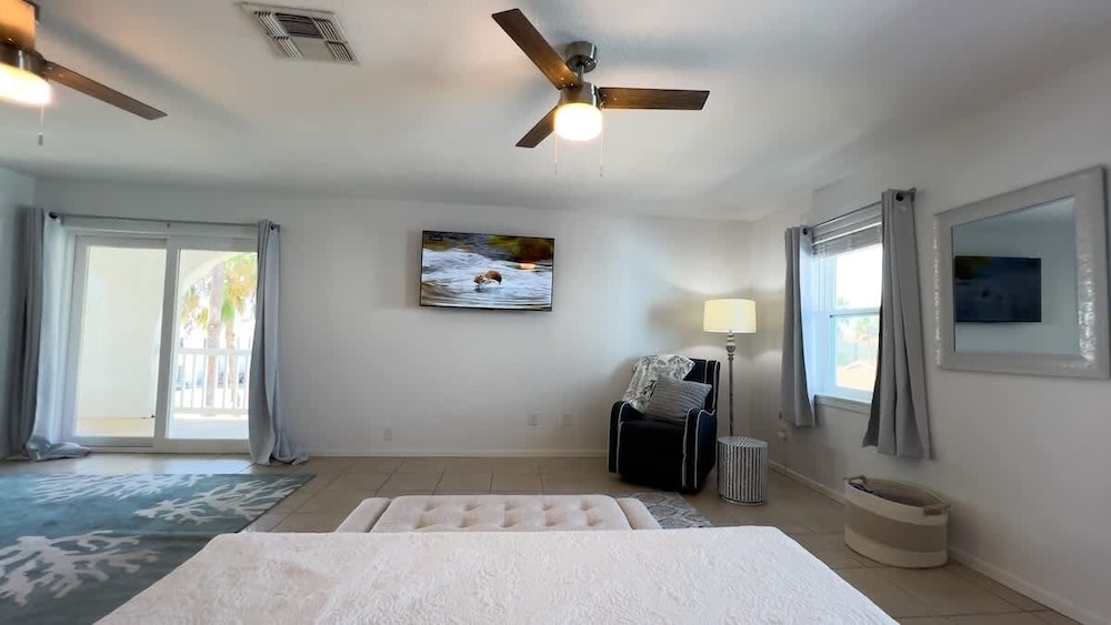 Fun Retro Island Vibe Sleeps 17 Beach 1 Block 4 Bedroom Home