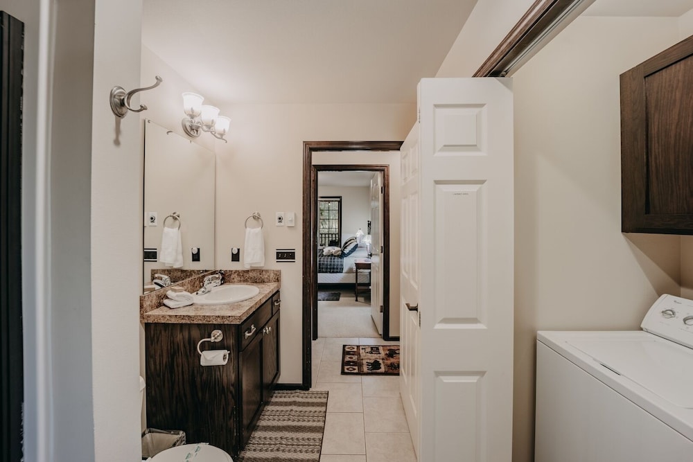 89gs - Hot Tub - Pets Ok - Wifi - Sleeps 4 1 Bedroom Home by RedAwning
