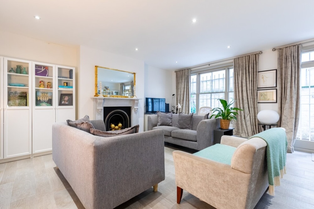 Elegant 2BD Flat 5 Mins to Kensington Gardens!