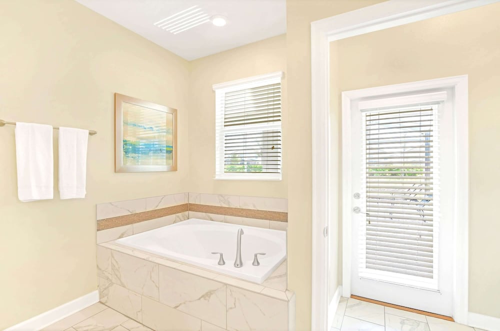 Upstay: Spacious Championsgate Home w Pool & Games