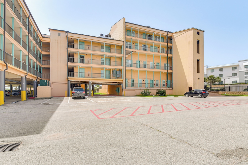 Walk to Beach: Pool-view Condo in Galveston!