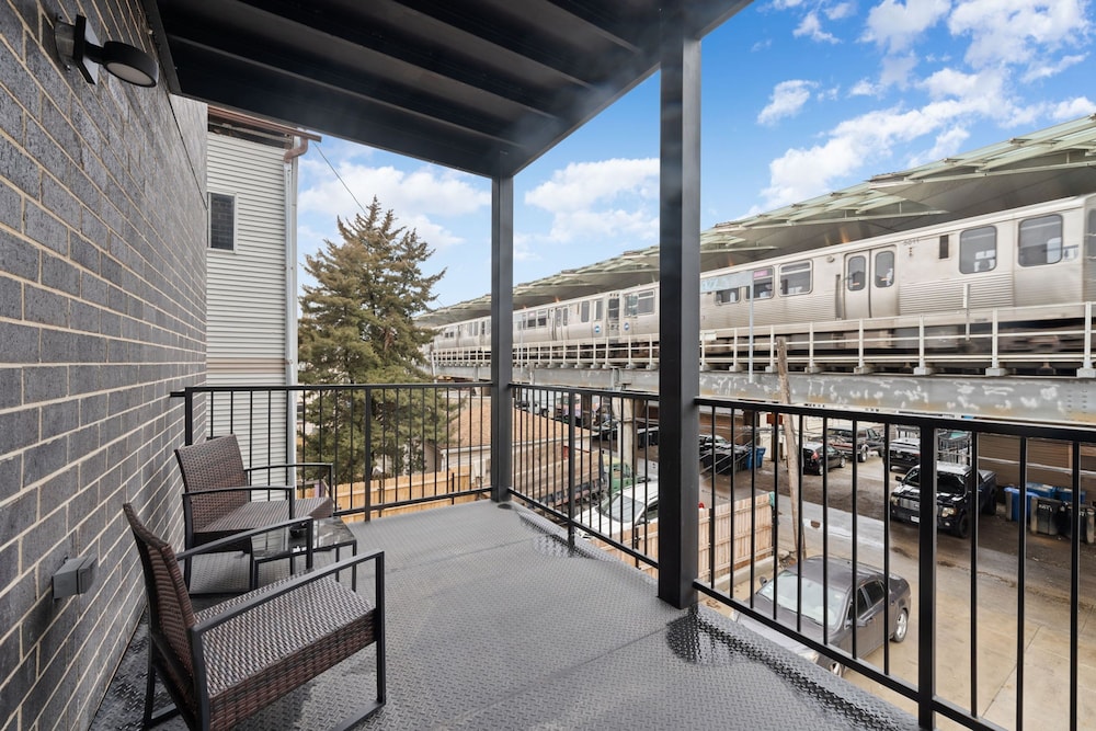 3 Bed 2 Bath Chicago Retreat w Balcony Parking