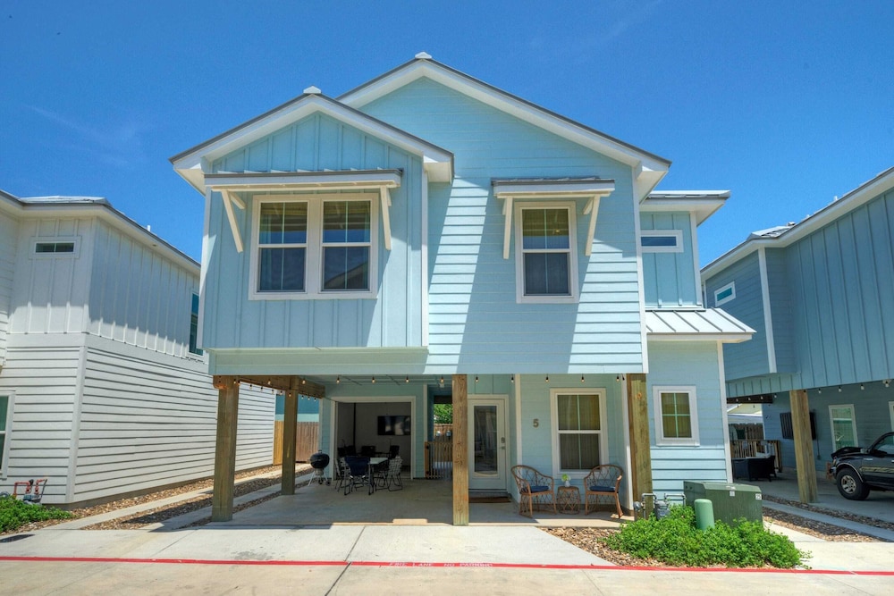 Luxury 4bdr Beach Retreat w/ Private Pool Walk to Dining + Shops Shore Thang