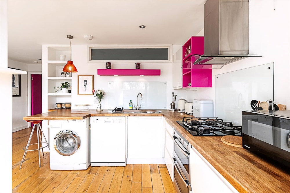 Bright Flat For 2 in Dartmouth Park