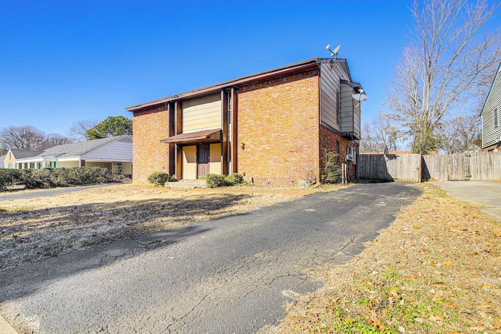 17 Mi to Dtwn Memphis: Townhome w/ Fenced Yard!