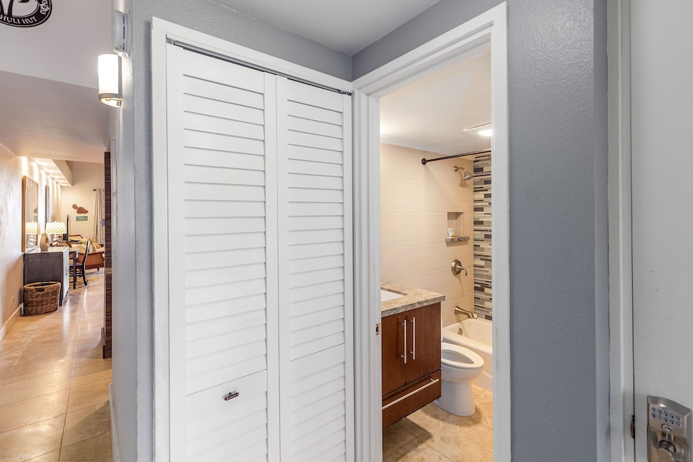 Kamaole Sands 10-403 - Stunning Renovation - Penthouse Level - Split AC - Look!