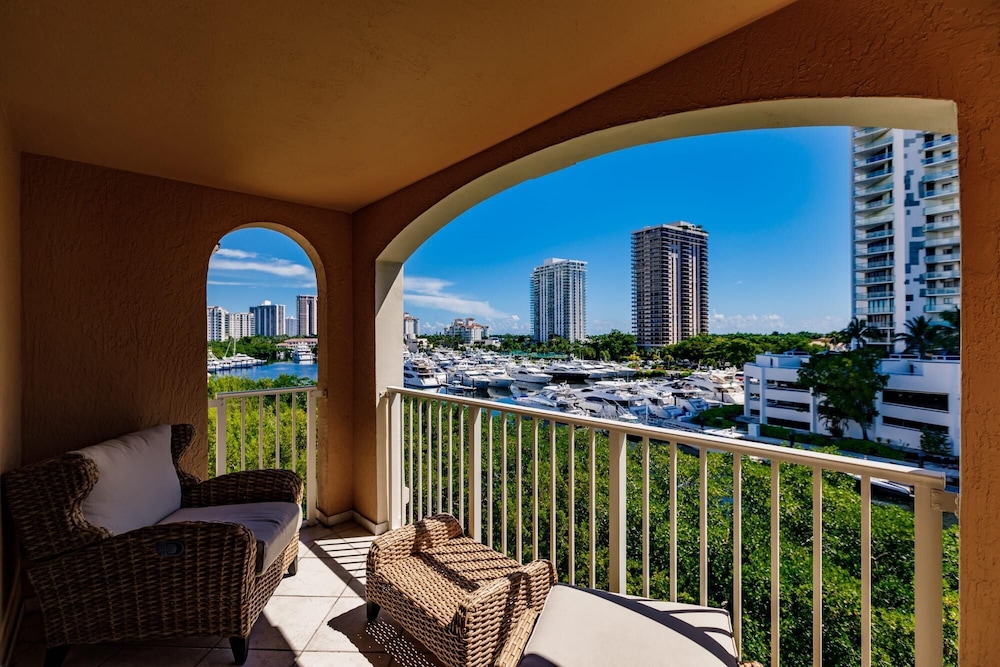 Uhost AI 3BR Condo Stunning Water Views view 4