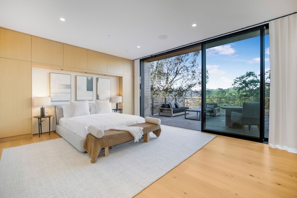 Oak Pass Manor: Indoor-outdoor Luxury With Pool, Sauna & Panoramic Views