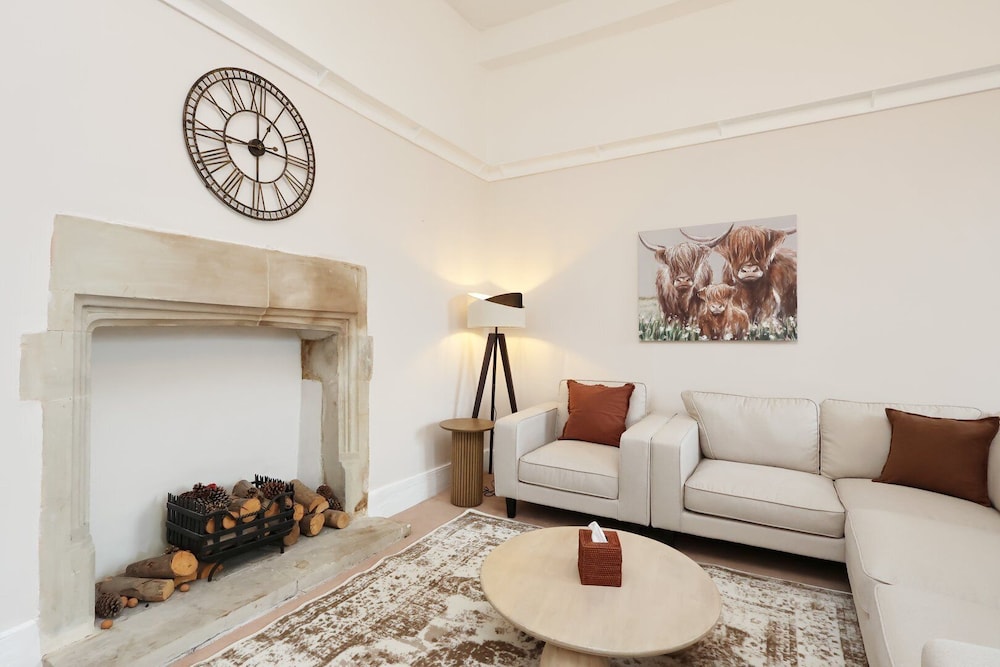 Spacious 3BR Flat in Cowbridge Centre