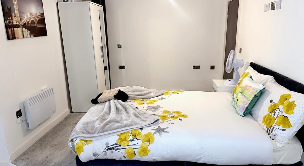 Charming 1-bed Apartment in Bradford City Holiday view 3