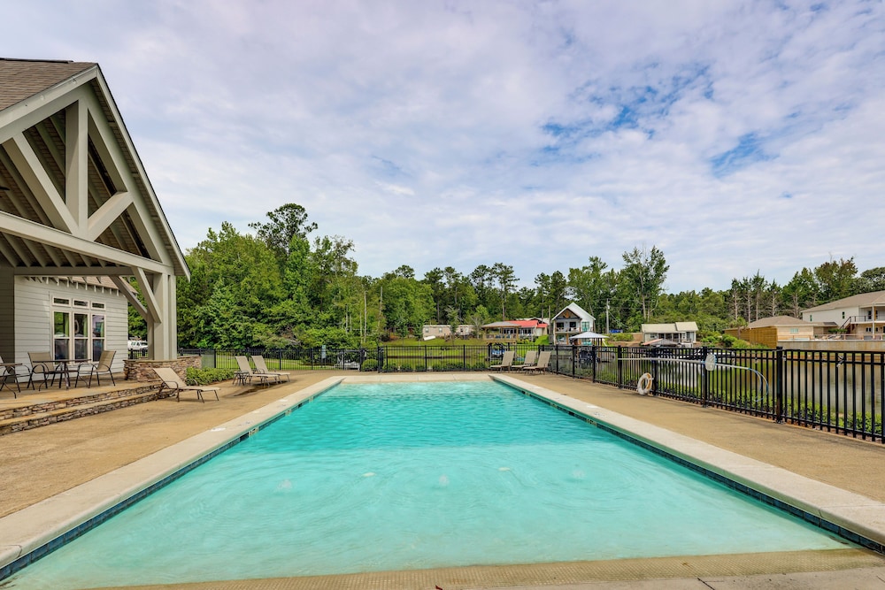 Walk to Lake Martin: Water-view Retreat w/ Deck!
