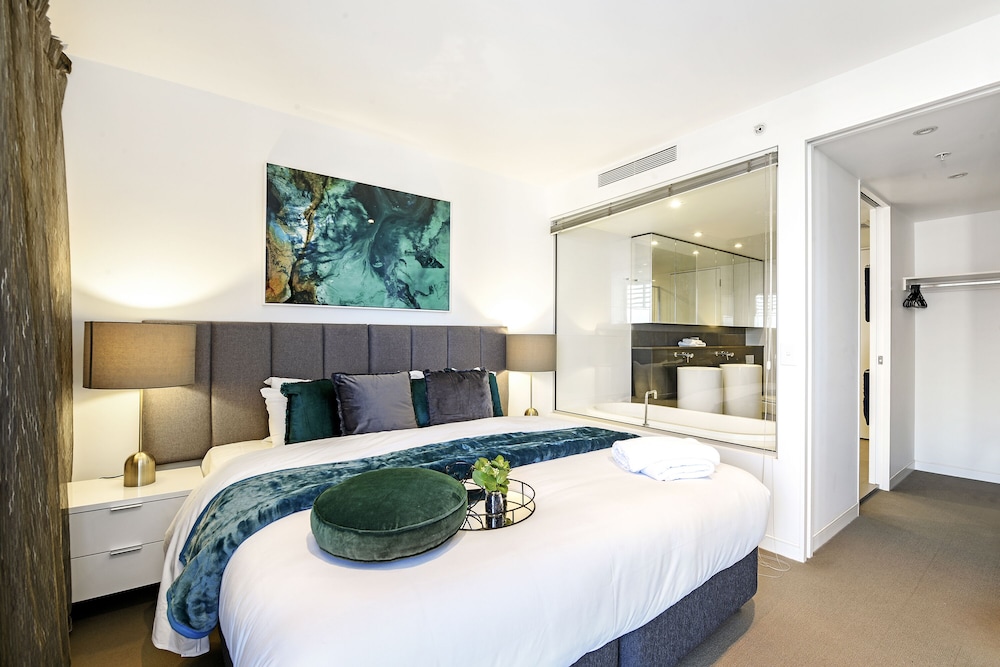 Oracle Broadbeach Apartments view 5