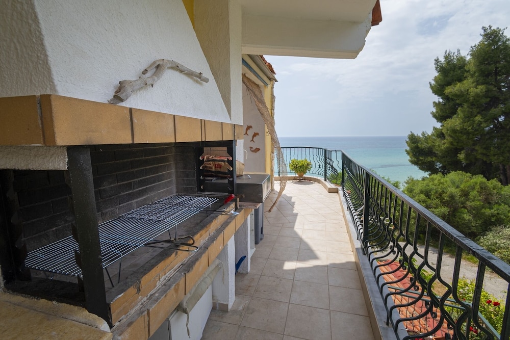 Poseidon Seafront Apartment by Rentalspro