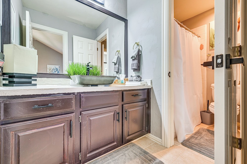 Relax By Pool, Soak in Hot Tub: Plano Home