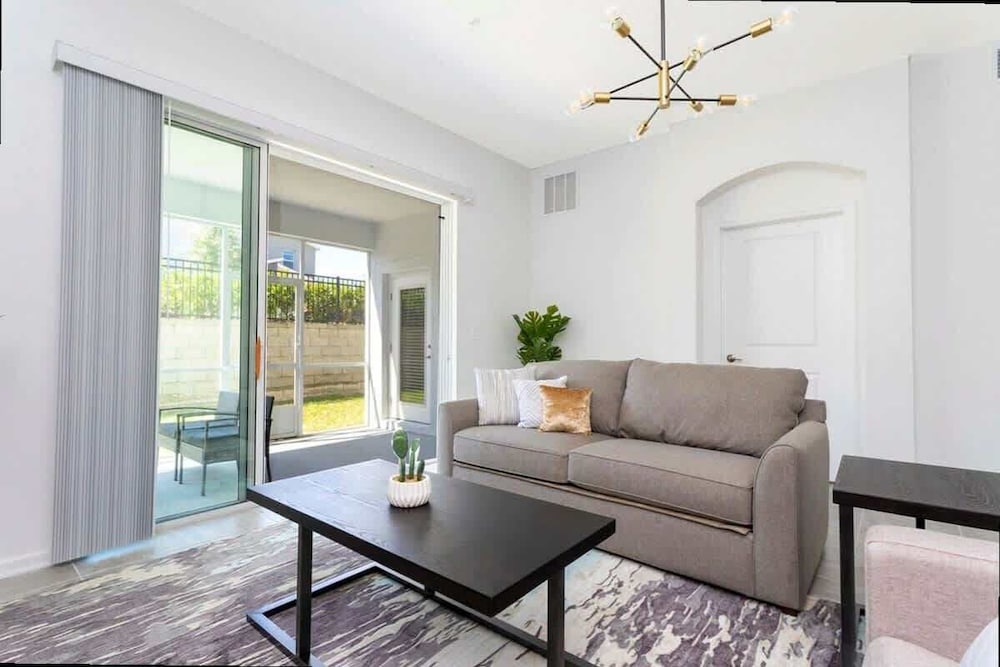 Modern 2Bd Townhome Minutes to Disney w Waterpark