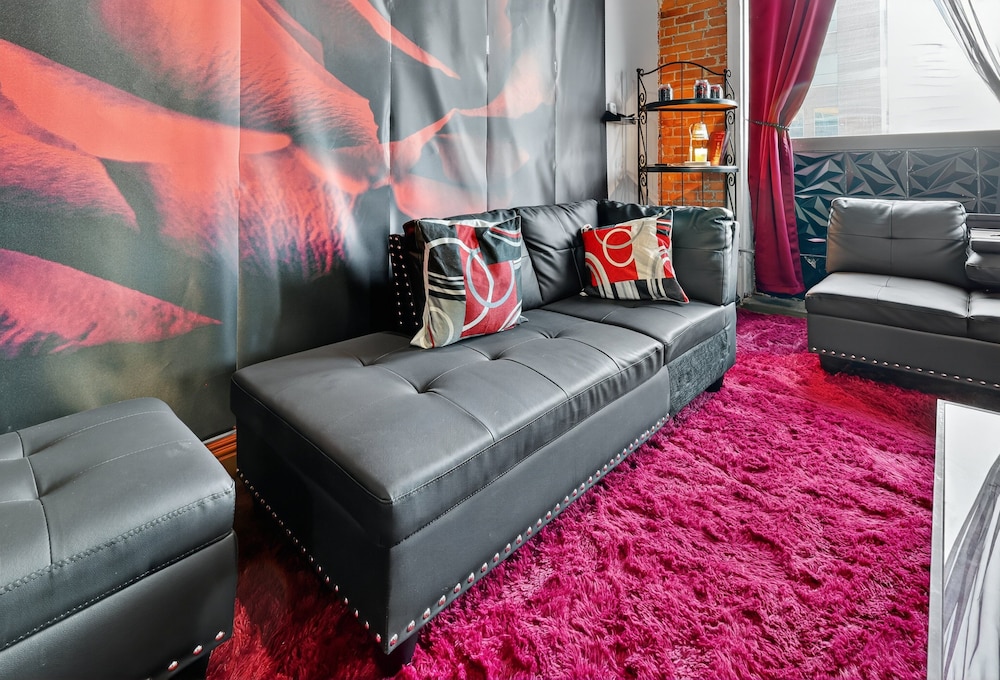 Beautiful 'rose Themed' Loft Near Downtown Detroit 1 Bedroom Apts