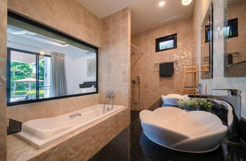 3BR Retreat Pool Garden Jacuzzi V187