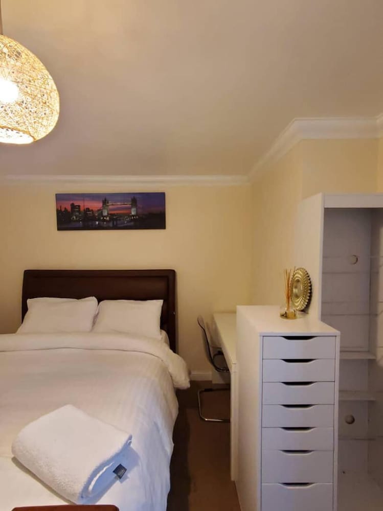 Lovely 2 Bed Apartment in East London view 2