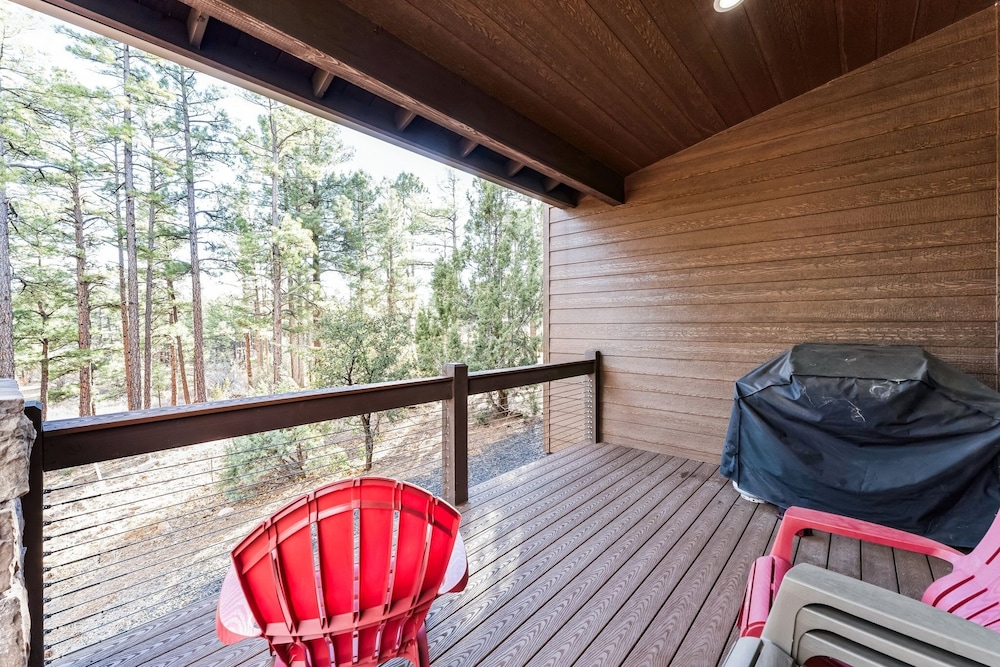 Scenic Golf Retreat With Modern Comforts & Fireplace 4 Bedroom Townhouse