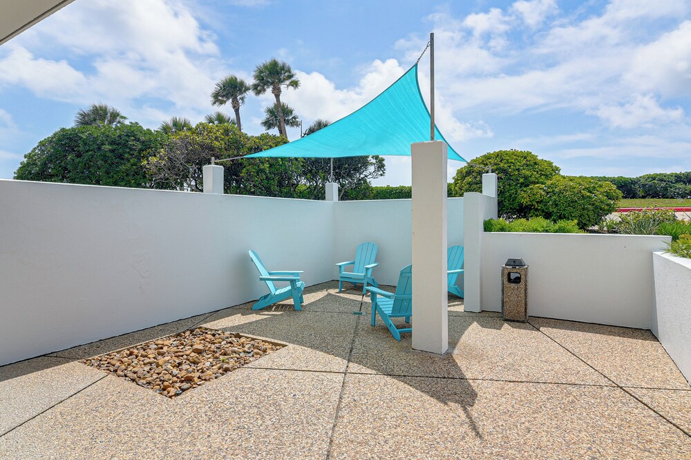 Steps to Babes Beach: Condo w/ Pool in Galveston
