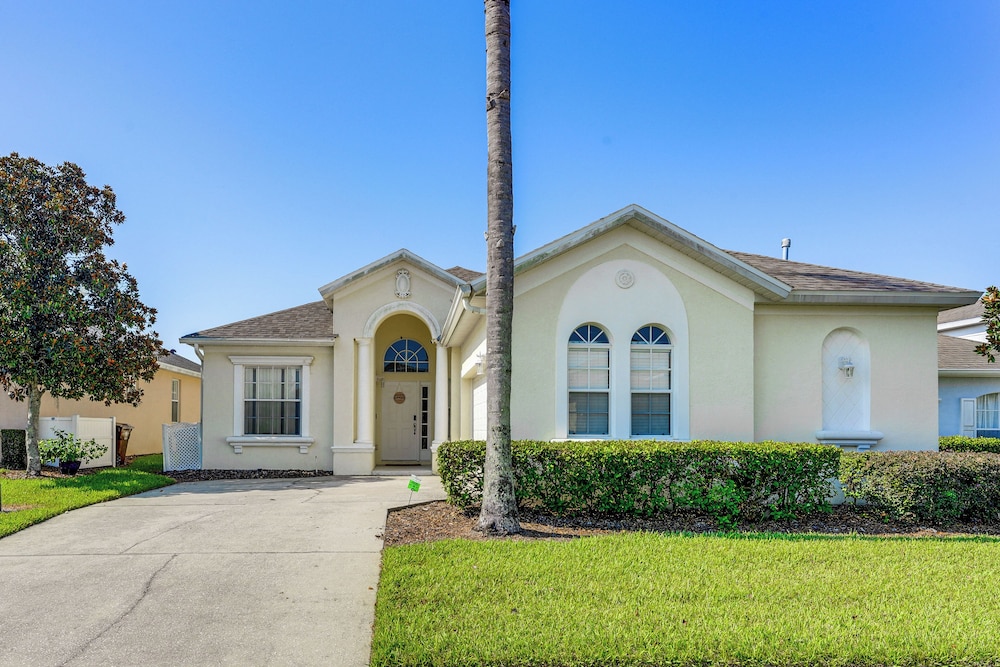 Walk to Tower Lake: Family Home in Gated Community