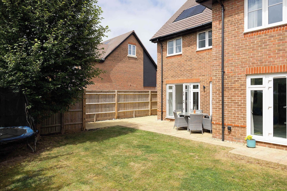 Modern Family Retreat Nr Beaches and Marina