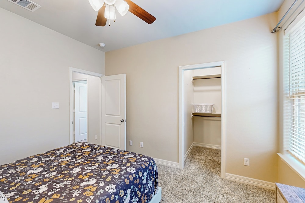 3BR Cozy Home w/ Enclosed Backyard & W/D