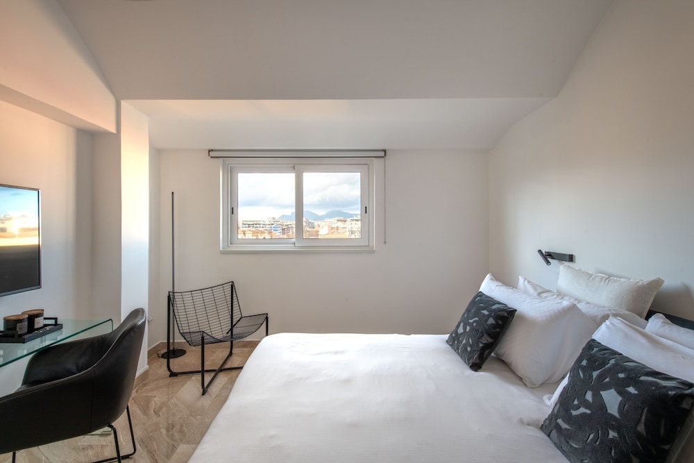 Ruggero City View Apartment by Wonderful Italy