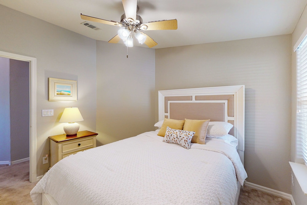 Exclusive 3BR w/ Pool, Hot Tub, W/d, & Clubhouse