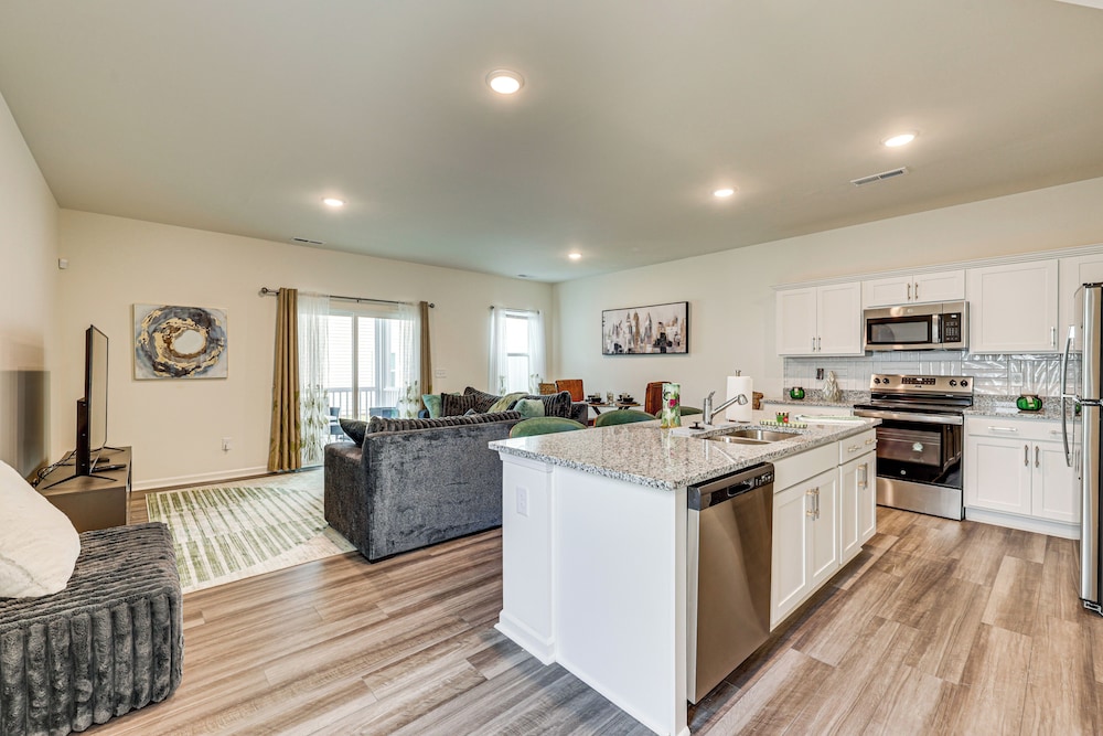 Screened Patio: Townhome 3 Mi to Dtwn Wilson!