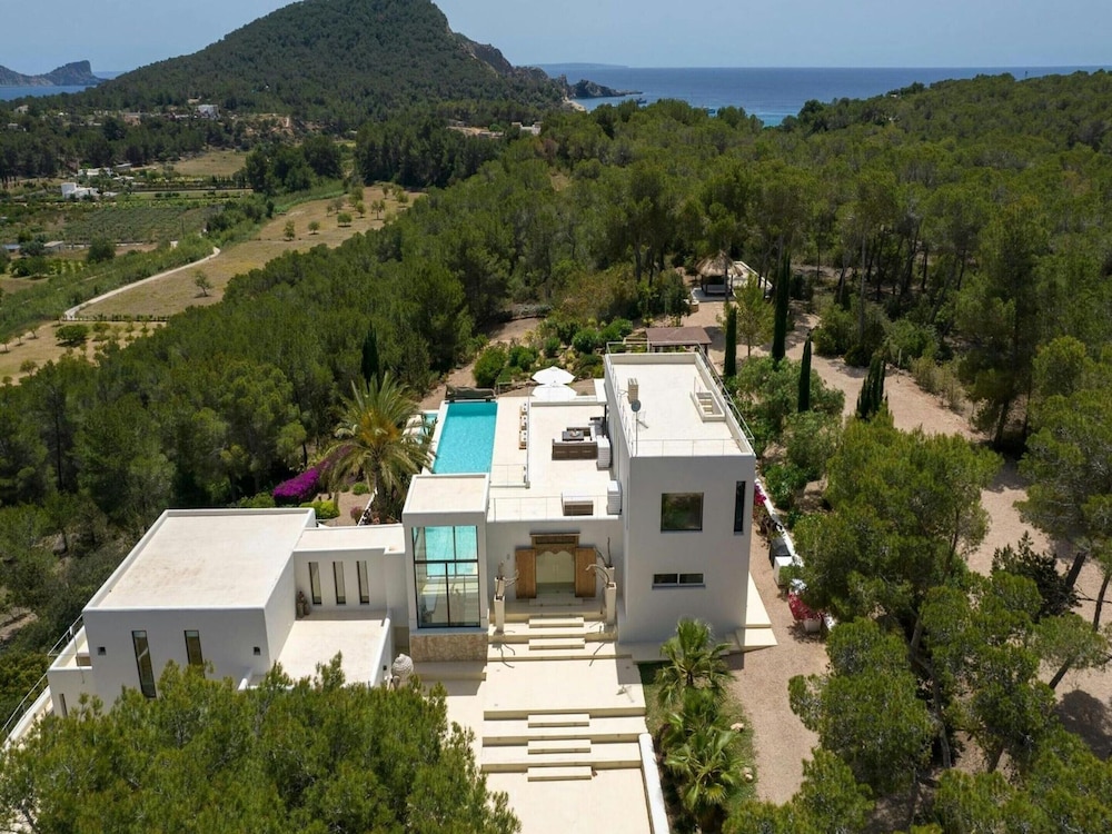 Holiday Home With Stunning Infinity Pool