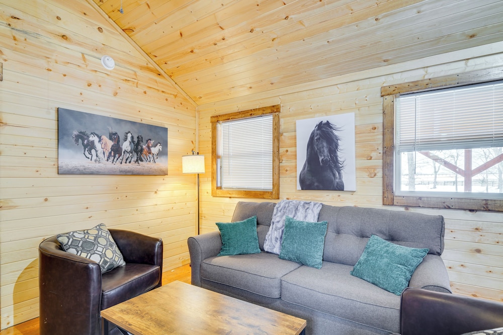 La Grange Cabin on a Racehorse Farm w/ Pond Views!