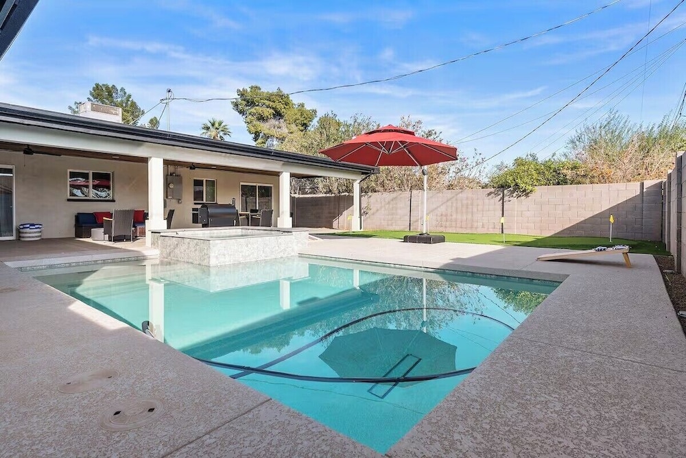 Desert Dream- Retreat with Heated Pool