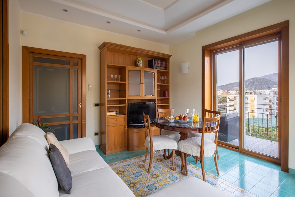 Family Home With Terrace & View In Sorrento Center