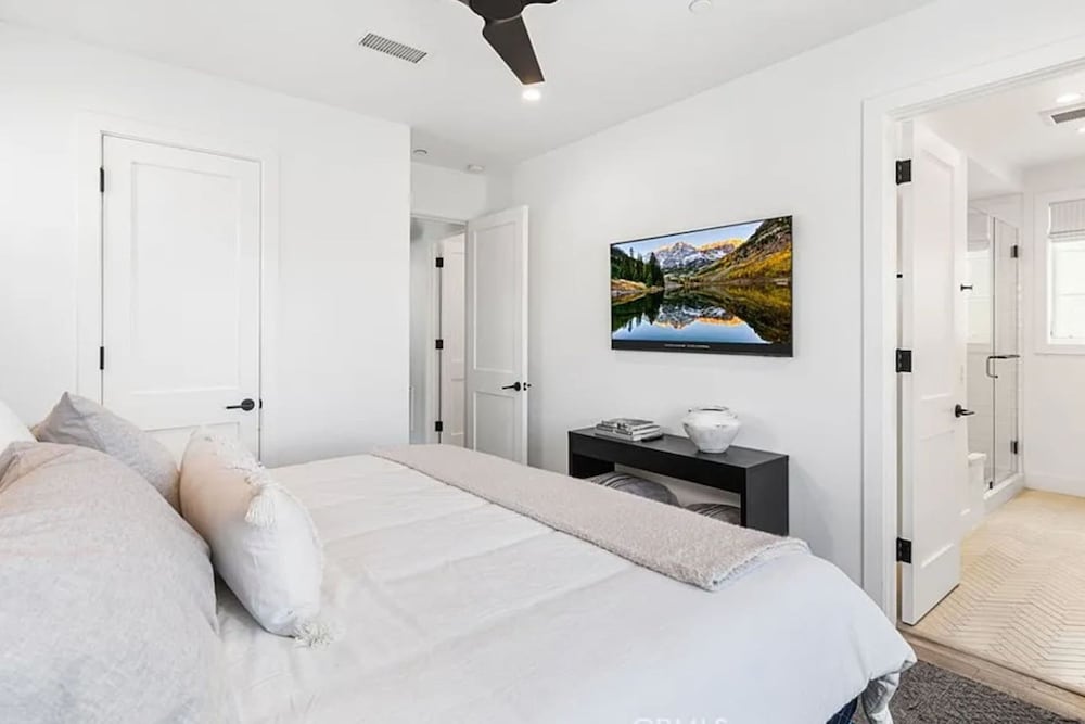 3BR Newport Luxury Rooftop Deck Hottub Parking