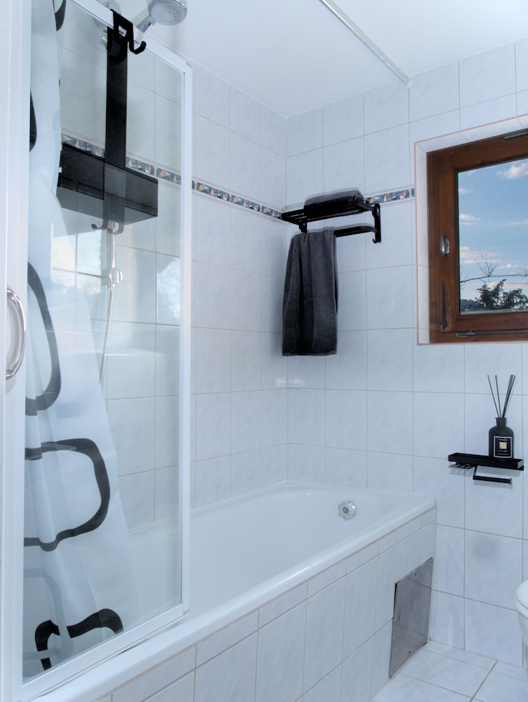 Apartment - Sleeps 3 - Balcony - Garden