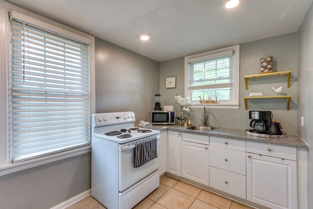 2 Mi to Dtwn Pensacola: Charming Apartment