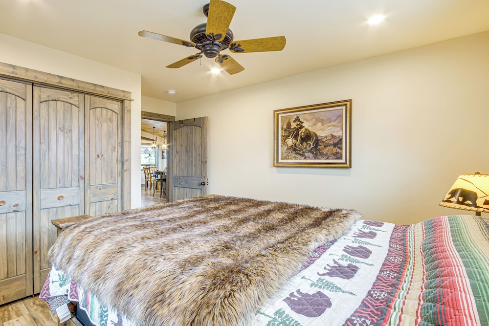 < 1 Mi to Chico Hot Springs: Mtn-view Hideaway!