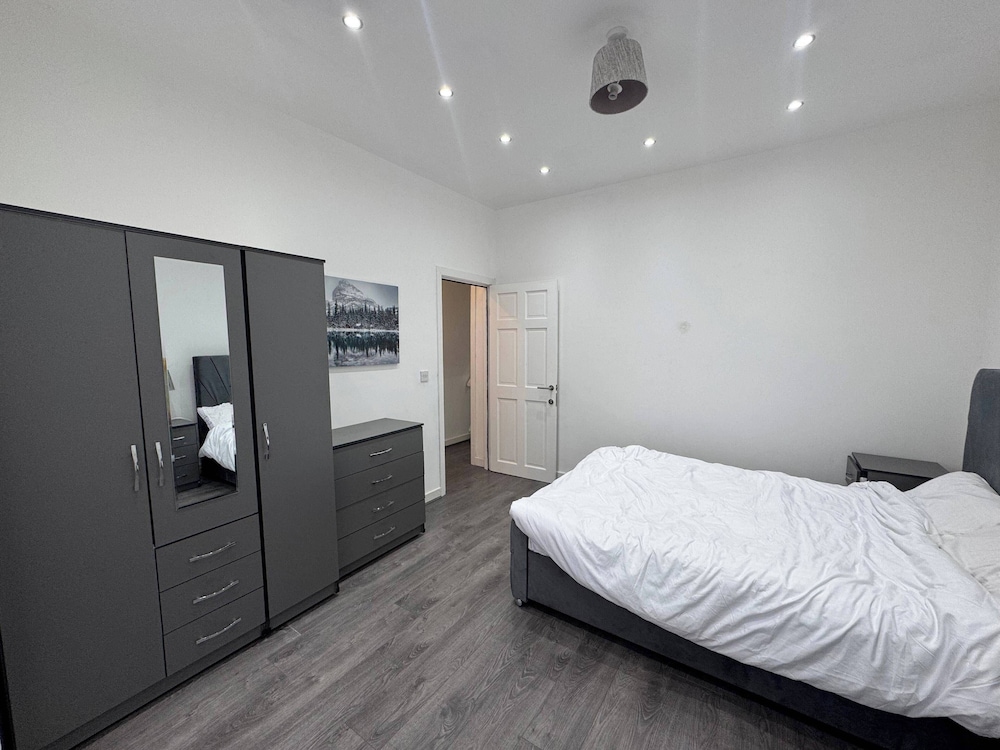 Housesleeps9-patio-parking-familyok