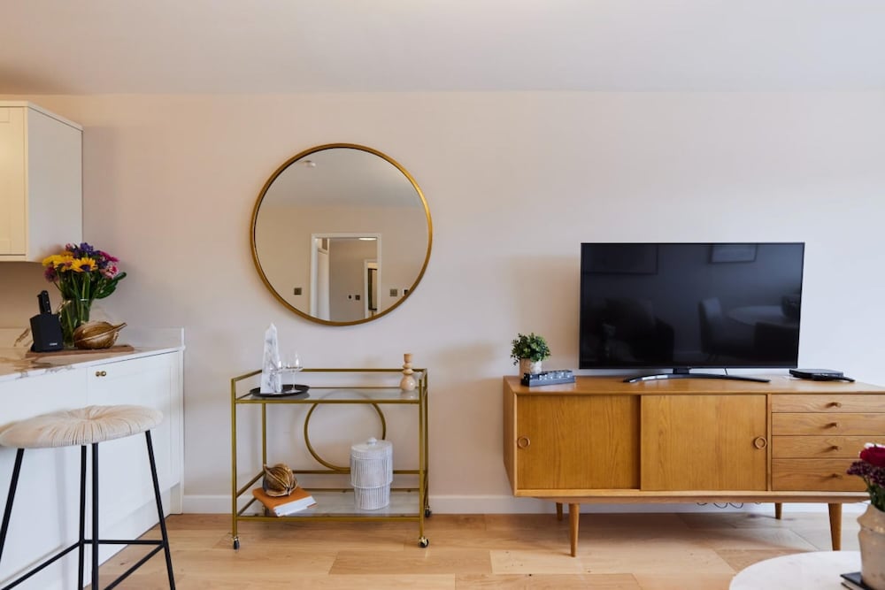 The Hyde Park Hideout - Beckoning 2bdr Flat
