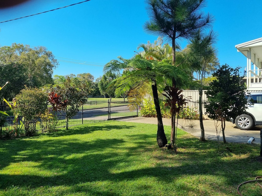 Seaestaatmoffatquietbeachparklargefenced Yard