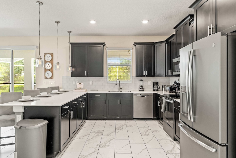 Resort Vibes At Championsgate - Home for 14 With Private Lanai